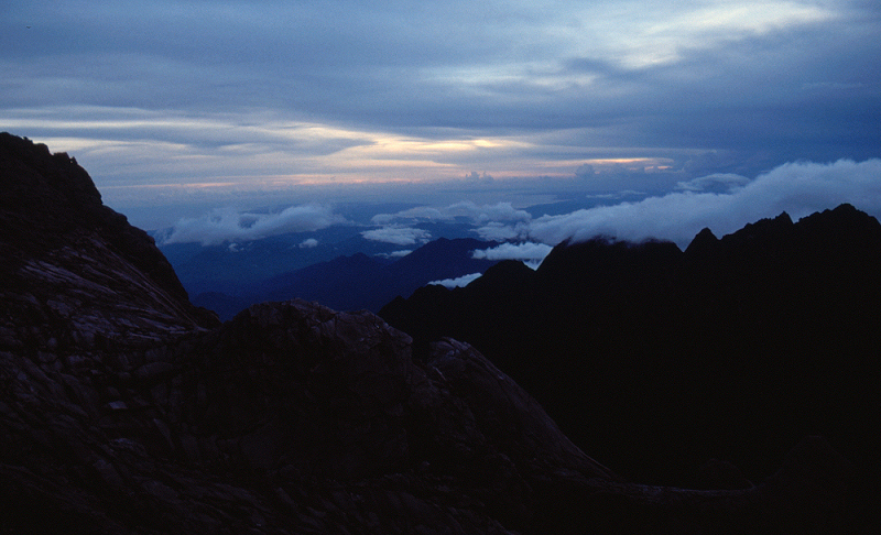 807_Uitzicht vanaf de Kinabalu (4096 m), in de vroege ochtend.jpg